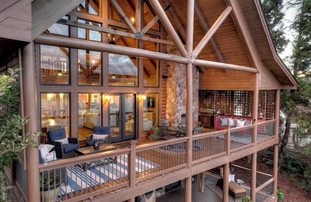 Amazing Sweetwater Lodge - custom lakefront home with mountain views. Close to Blue Ridge!