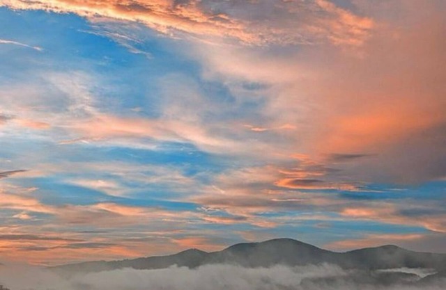AMAZING VIEWS! Beautiful home close to town, waterfalls and hiking!