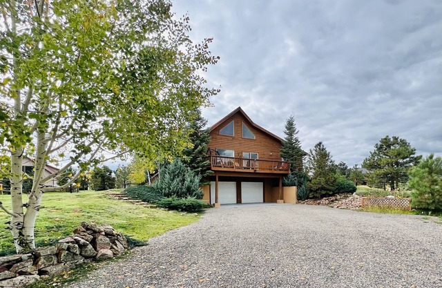 Amazing Views Pet Friendly 2600 sqft on .5 acre near lake and National Forest