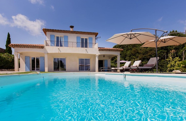 Amazing villa with sea view, pool and character