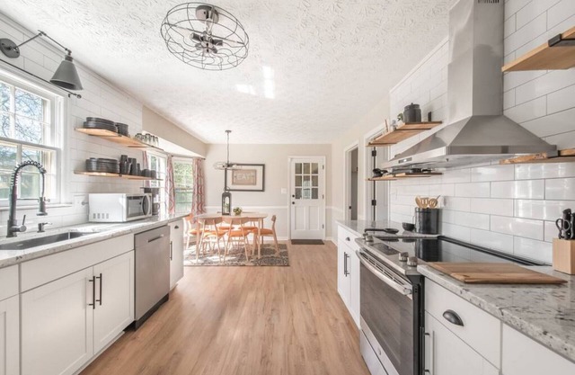 Amber Leaf · Stunning Spacious Farmhouse Near Atlanta ·10 Beds