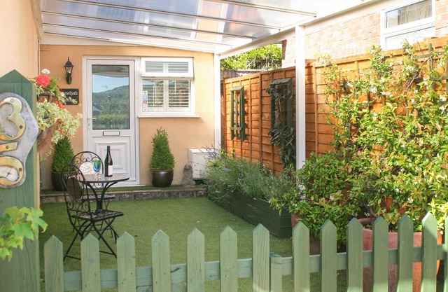 AMELYAH COTTAGE, pet friendly, with a garden in Winscombe