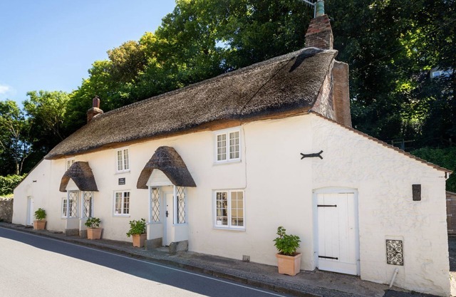 AMY COTTAGE, pet friendly, character holiday cottage in West Lulworth