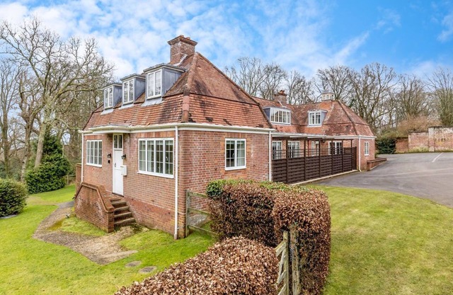 An Idyllic, Family- Friendly Cottage On A Private Estate In Burley