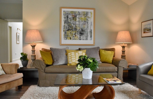 An impressive and unique 3-bedroom cottage in a picturesque countryside setting. Sleeps 6