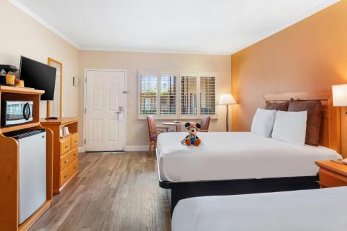 Anaheim Islander Inn and suites near Park and Convention center