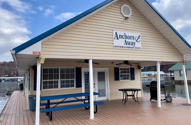 Anchors Away Floating Home @ Whitman Hollow Marina/Froggies Patio Bar