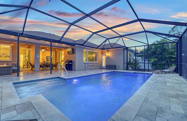 ANNA MARIA in 5 Miles, Heated Saltwater Pool+Large Fenced Yard+Dog Friendly