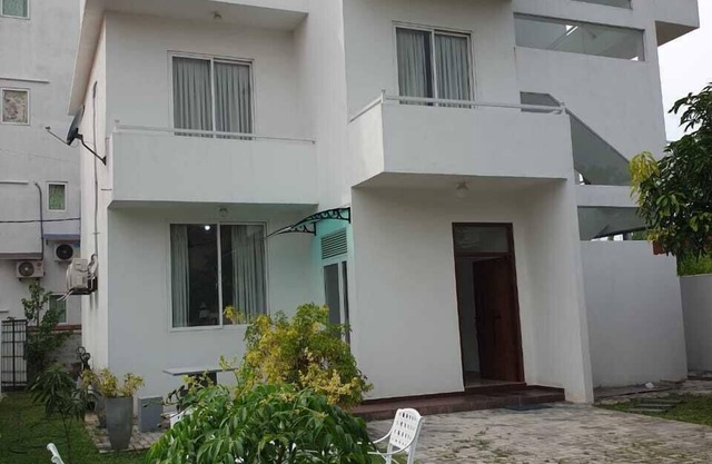 Anne's Airport Villa