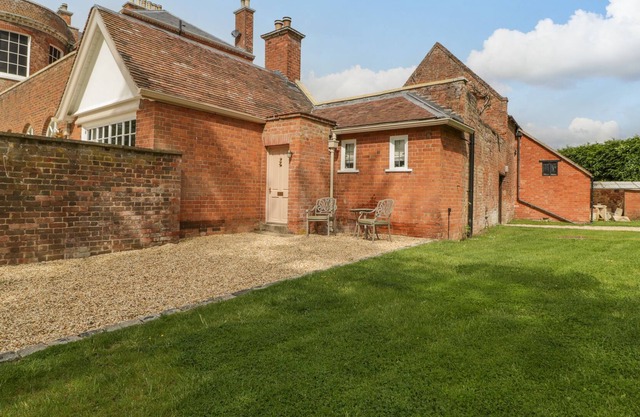 ANNEX, romantic, luxury holiday cottage, with pool in Twyning