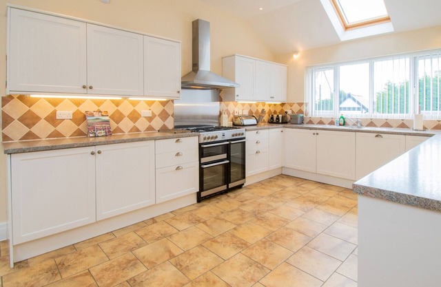 Anrose House - Four Bedroom Cottage, Sleeps 7