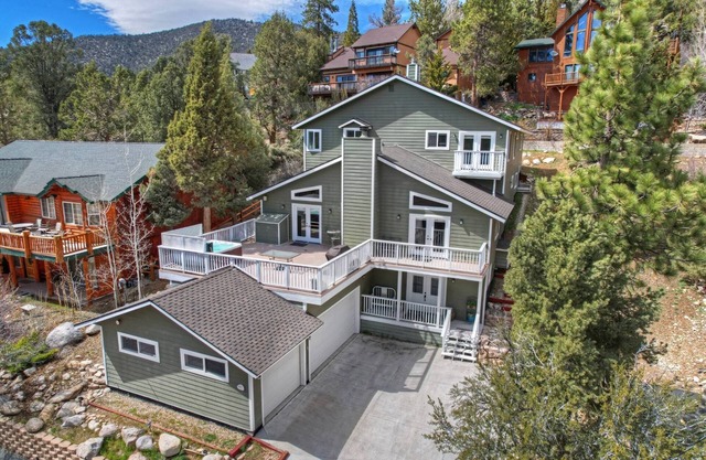 Antelope Mountain Retreat by Destination Big Bear: Open Concept! HOT TUB! Rock Fireplace! Pool Table + Foosball!