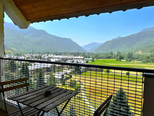 Apartament amb balcó i unes vistes úniques del Pirineu by RURAL D'ÀNEU