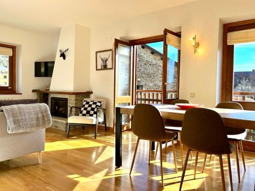 Apartament amb llar de foc i balcó amb vistes de la vall by RURAL D'ÀNEU