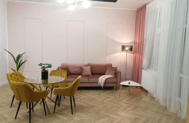Apartament CzarnoRóżowy