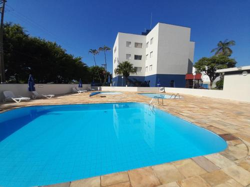 Apartamento com piscina à 1km da praia