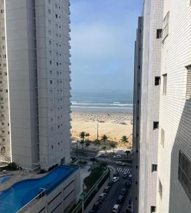 Apartamento com vista lateral da praia