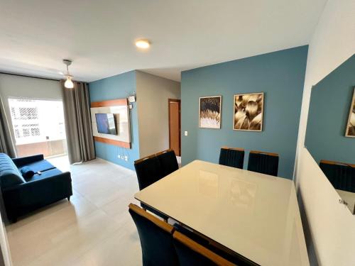 Apartamento completo, 3 quartos com ar condicionado, churrasqueira na sacada, piscina no cond, ao lado da Praia Grande e na cara do gol para a centralidade comercial turística do itaguá!