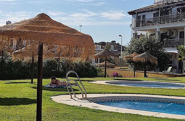 Apartamento completo con piscina comunitaria y patio exterior