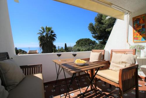 Apartamento con las mejores vistas al mar y jardines privados, perfecto para 4 personas