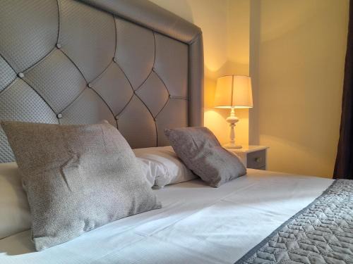 Apartamento de dos dormitorios y un baño con piscinas y jardines cercano a la playa