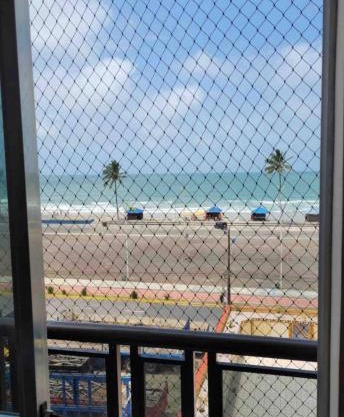 Apartamento pé na areia de frente para o mar