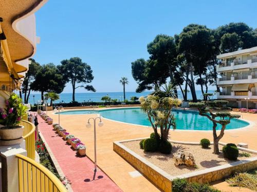 Apartamento vistas al mar, con acceso directo a la playa, piscina y parking gratis!