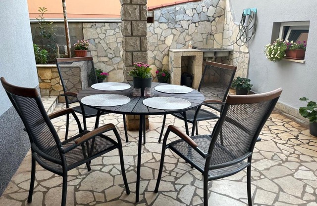 Apartment A & N with FREE private parking