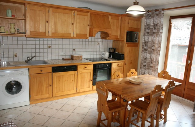 apartment for 8 persons, in the heart of the village.