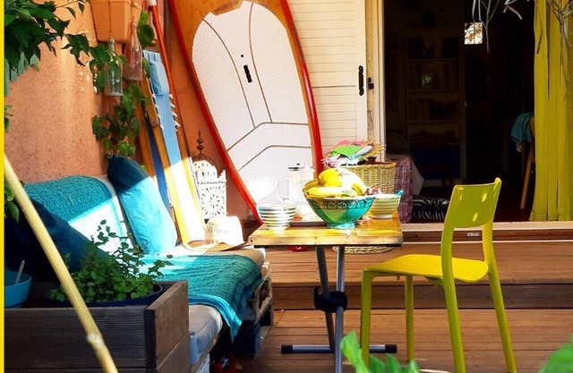 Apartment, garden, swimming pool, sea nearby.