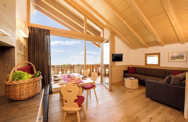 Apartment "Haus Sonnegg - Panorama Suite" with Mountain View, Wi-Fi, Terrace & Garden