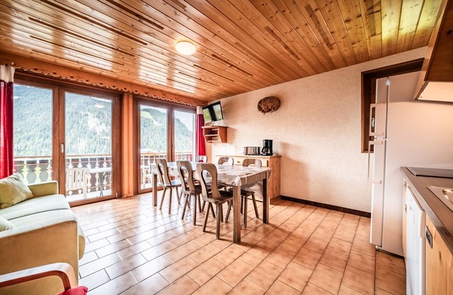 Apartment 'La Flèche De Bronze - 6 People' with Mountain View, Balcony and Wi-Fi