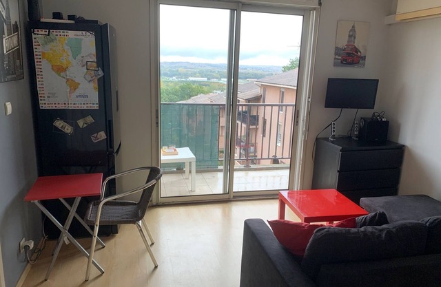 Apartment overlooking the city of space and swimming pool