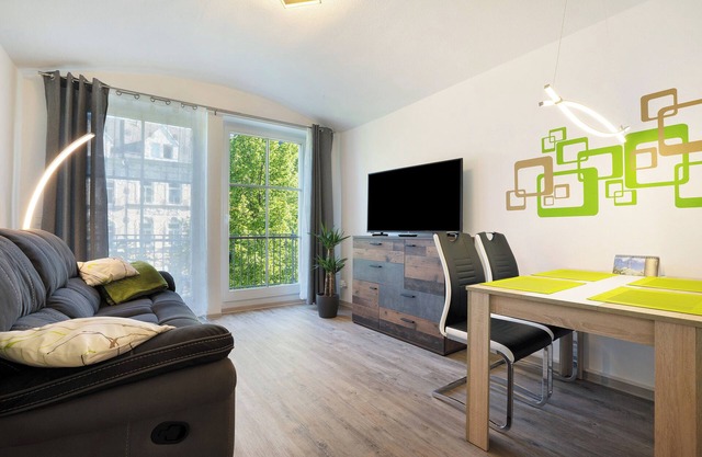Apartment 'Ruhige Maisonettewohnung Kaßberg' with Balcony and Wi-Fi