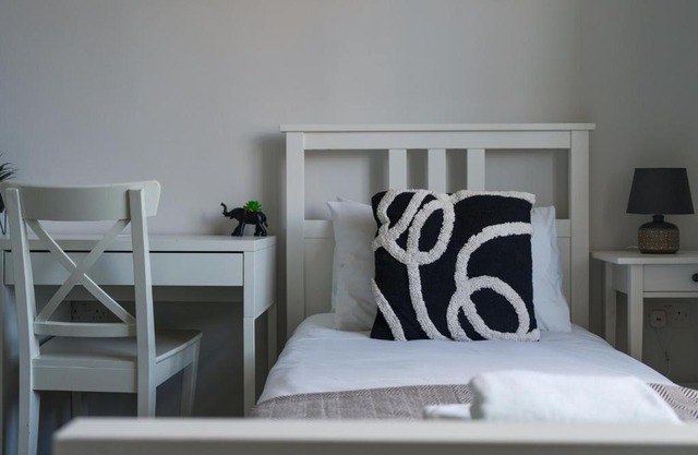 Apartment - Sleeps 3 - Pet friendly - Parking