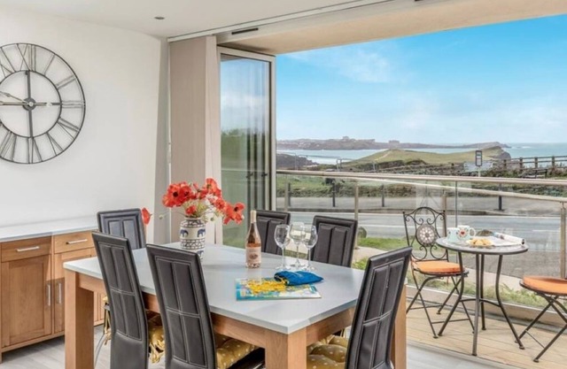 Apartment Sleeps 4 stunning views/sunsets overlooking Whipsiderry Beach/Newquay