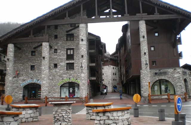 Apartment, sleeps 6, downtown, mountain proximity, Val-d'Isère