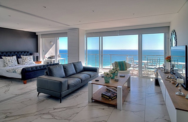 Apartment with beach view and island view not affected by loadshedding! by HMH