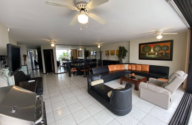 Apartment with ocean view and direct access to the beach