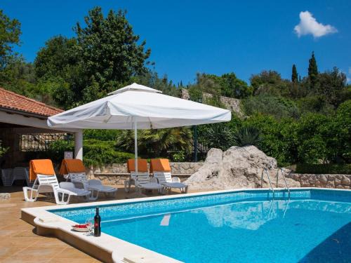 Apartment with terrace and pool