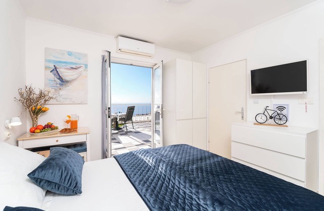 Apartments and Room Lora