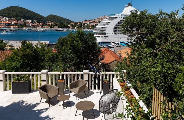 Apartments and rooms Naida