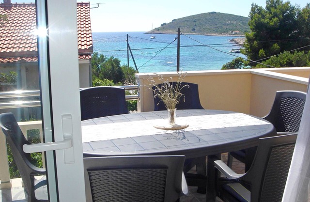 Apartments Mira (43461-A2) - Drvenik Mali - island Drvenik Mali