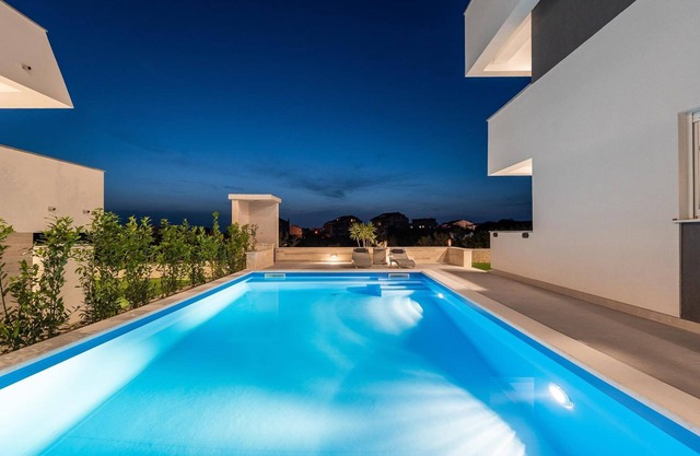 Apartments & Rooms Pool Villas Maris