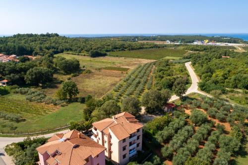 Apartments with parking space Mugeba, Porec - 24244