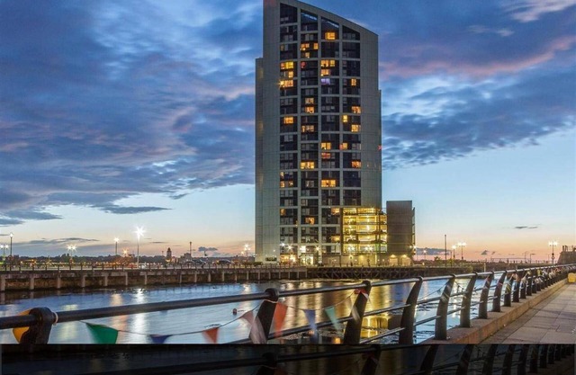 Apartmentsleeps5-city-tv-wifi-seaview