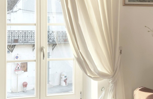 Appartement lumineux tout équipé avec vues exceptionnelles sur l’église St Ayoul