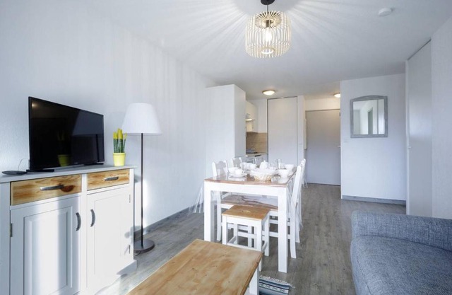 Appartement Neuf pour 6, Parking Gratuit, Skis et Accès Pistes en 5min - FR-1-695-4