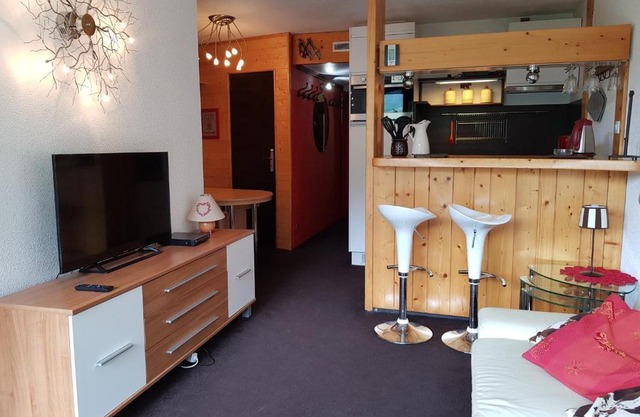 Appartement rénové 6 personnes à Arc 2000, balcon, télé, DVD, casier à ski - FR-1-411-407