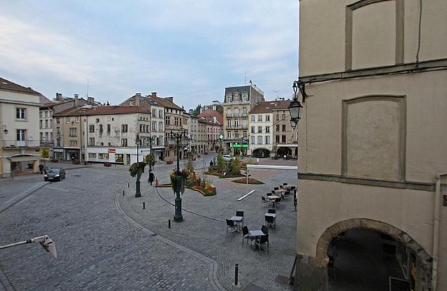 Appartement spacieux au cœur d'Épinal, 3 chambres, proche commodités - FR-1-589-82